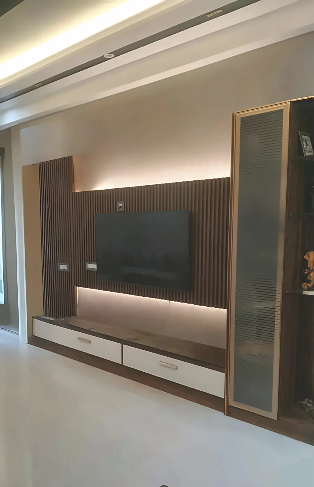 Minimal wood-slat TV wall living room style by Livibi