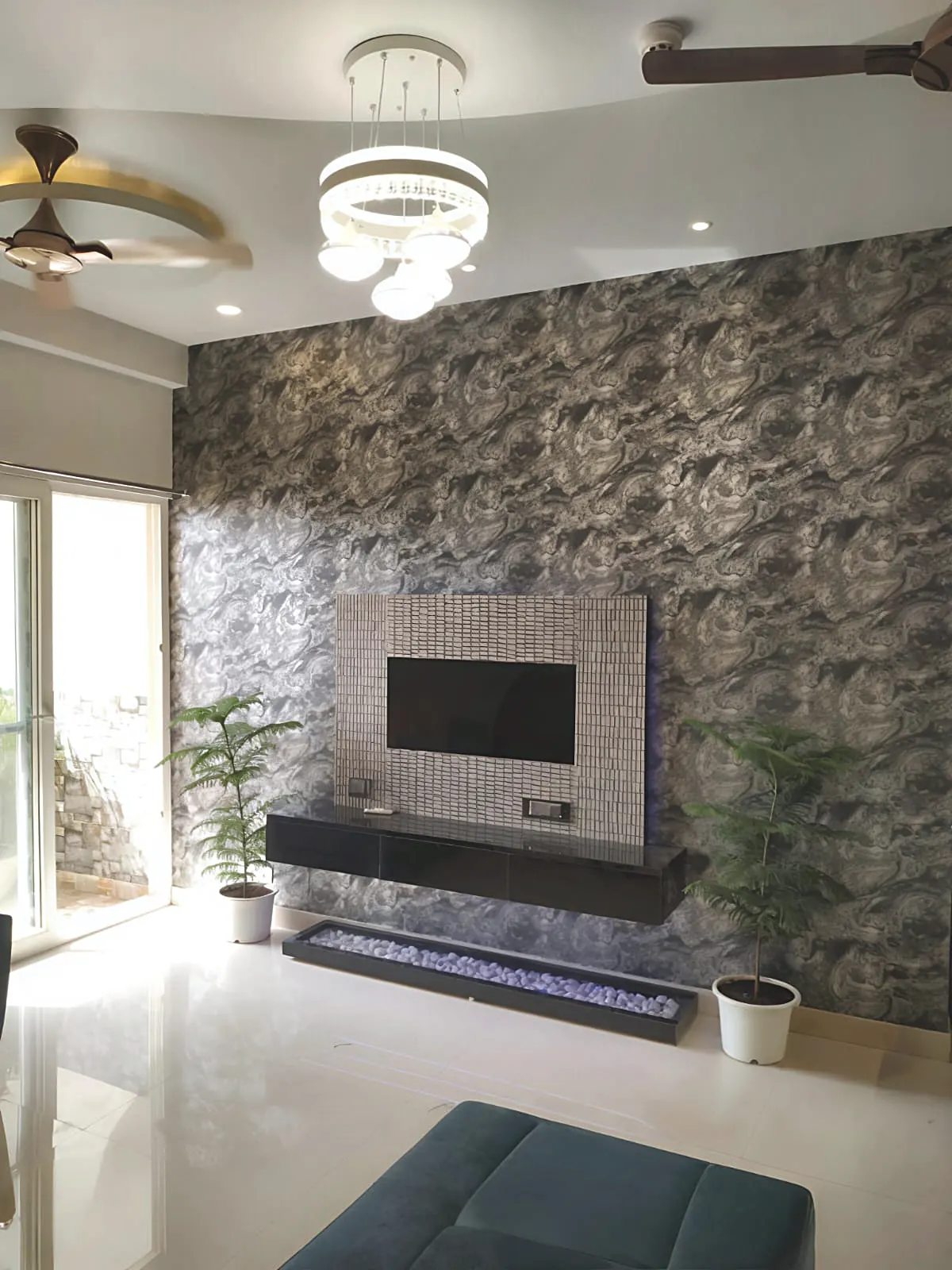 Dramatic dark accent-wall living room style by Livibi